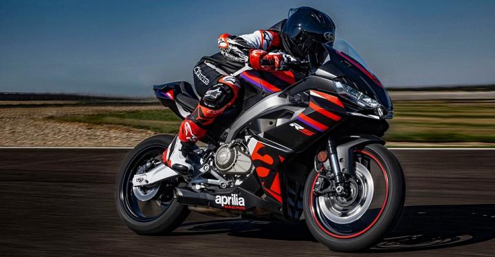 Aprilia RS457 vs KTM RC390 vs Ninja 400 vs 450SR | Comparison of the Best 400 cc Motorcycles Aprilia RS457 stands out among these features with its twin-cylinder, liquid-cooled engine, a 270-degree crank angle, and a motor power of 47.5 hp. KTM RC390, on the other hand, is a single-cylinder motorcycle with 43.5 hp power and liquid cooling. Kawasaki Ninja 400, featuring a twin-cylinder engine, a 180-degree crank angle, 45.4 hp power, and liquid cooling, showcases values that are closely aligned with its counterparts. CF Moto 450SR, similar to Aprilia RS457, is a twin-cylinder motorcycle with a 270-degree crank angle, 46 hp power, and a liquid-cooled engine in this comparison.