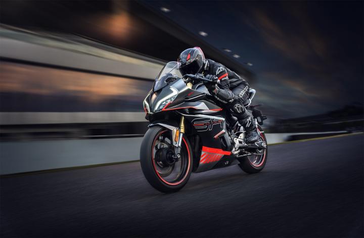 Aprilia RS457 vs KTM RC390 vs Ninja 400 vs 450SR | Comparison of the Best 400 cc Motorcycles The CF Moto 450SR stands out in this comparison with its steel trellis frame, KYB brand 37mm inverted front fork, KYB brand rear monoshock suspension, and a 320mm disc front brake equipped with a Brembo 4-piston caliper.