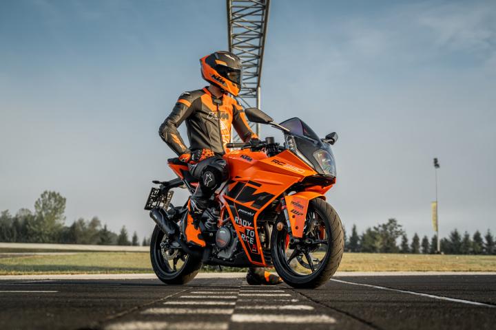 Aprilia RS457 vs KTM RC390 vs Ninja 400 vs 450SR | Comparison of the Best 400 cc Motorcycles With ABS brakes, electronic throttle, TFT display, and navigation as standard features, the KTM RC390 stands out among these four motorcycles. In addition to the standard features, you can add a quickshifter for an additional fee.
