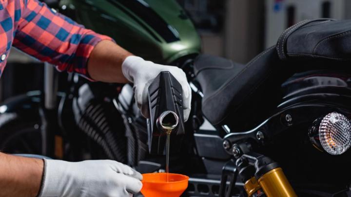 Motul Oil, Castrol Oil - Which Oil Should I Use for My Engine? Putoline Oil Review, Mobil 1 Oil Review, Motorcycle Oil Change Motorcycle Oil Brands - Which Oil Brand Should I Choose for My Engine? 1) Motul, 2) Castrol, 3) Putoline, 4) Liqui Moly, 5) Mobil 1 - SBK MOTORCYCLE