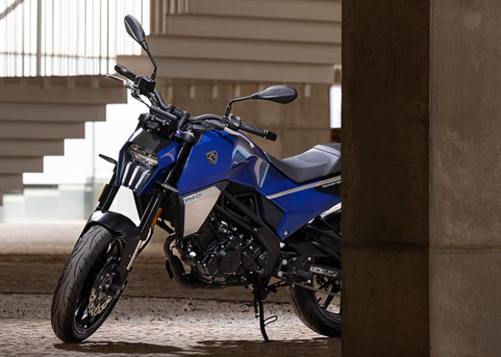 Peugeot PM-01 125 | Detailed Specifications of the New Entry-Level Motorcycle In the heart of its tube-shaped chassis, there's a 124.8cc 4-stroke single-cylinder electronic fuel-injected PM-01 125cc engine block. This engine boasts an impressive performance, generating 10.2 kW (14 hp) of power at 9,500 RPM and delivering 11 Nm of torque at 7,500 RPM. With this lively performance, it's particularly suitable for inner-city journeys. It offers low fuel consumption with its six-speed gearbox that enables light and swift gear changes. Safety takes precedence, and this motorcycle doesn't disappoint. It's equipped with Dual-Channel ABS and a full LED lighting system, ensuring control even in challenging conditions. However, it's not just about safety; comfort is equally crucial. The bike offers top-notch suspension, connectivity features, a vibrant TFT display panel, and a handy USB port, setting new standards in comfort and convenience.