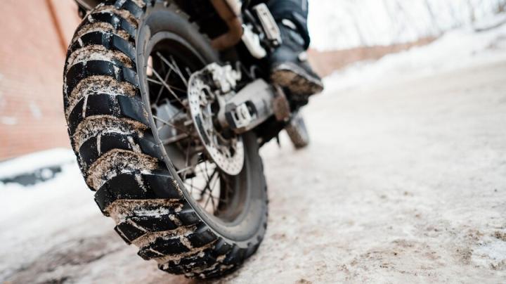 Winter Motorcycle Riding Essentials: Top 10 Must-Have Equipment 6. Winter Motorcycle Jackets: Winter motorcycle jackets are typically crafted from waterproof and wind-resistant materials. Supported by insulation, these jackets help retain body heat, enabling the rider to comfortably navigate cold weather conditions for extended periods. 7. Thermal Socks and Boots: Feet are susceptible to quick cooling in cold weather. Thermal socks and waterproof winter motorcycle boots keep feet warm and dry, enhancing comfort during long rides.