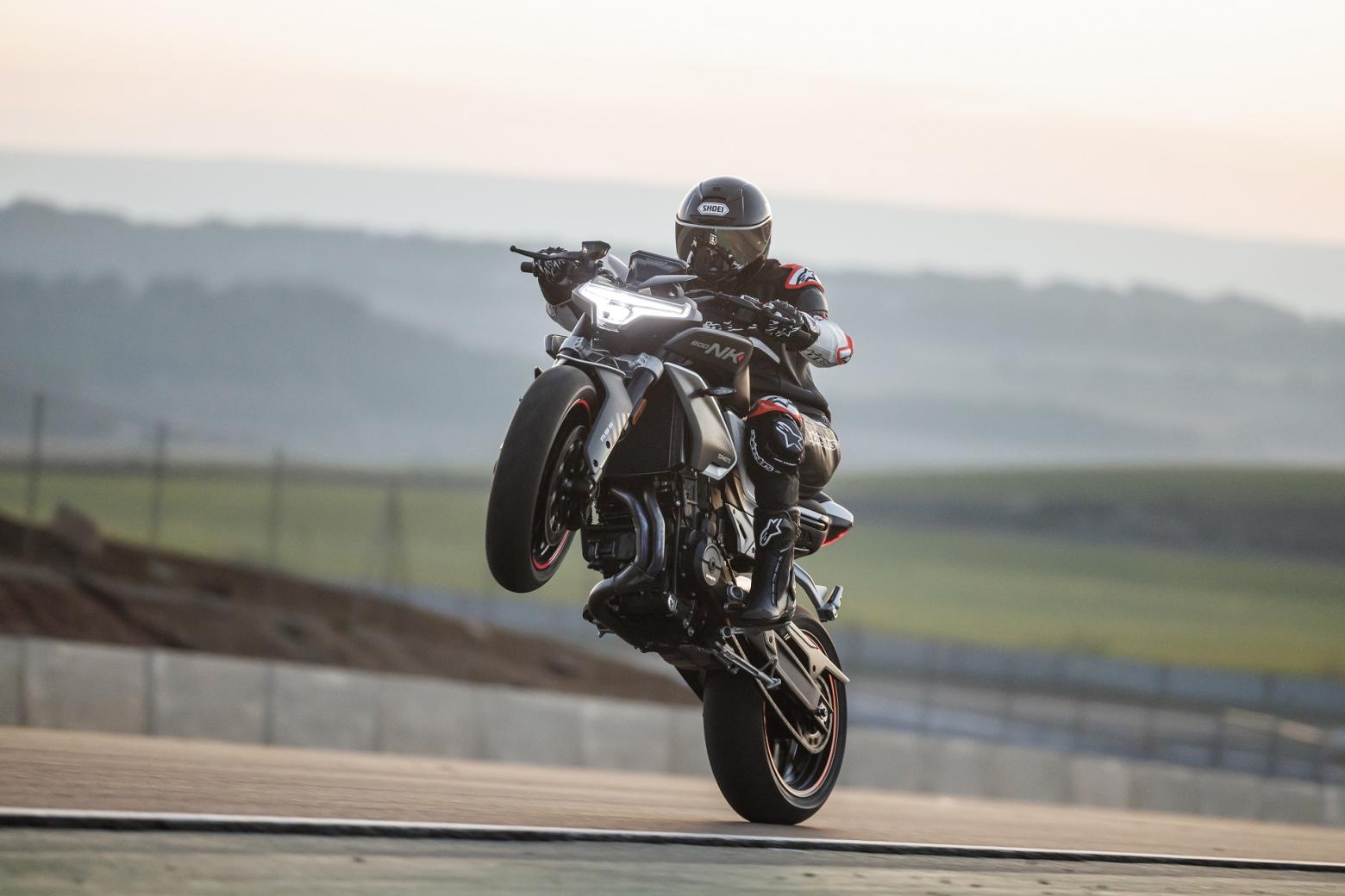 The CFMoto 800NK Sport, a naked bike manufactured in China, has garnered interest in the middleweight category. With a price tag of $8499, it competes directly with models such as the Suzuki GSX-8S and Honda Hornet. Importantly, the bike shares its platform with KTM's 790 Duke.