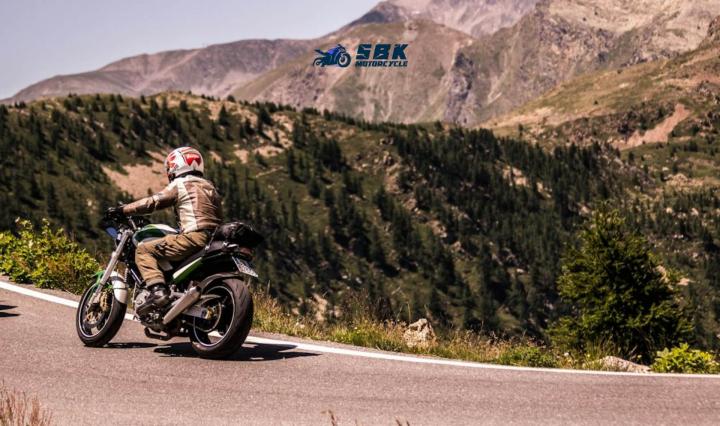 Motorcycle Engine Displacement (CC): Understanding the Advantages and Disadvantages of Higher Engin The advantages of high motorcycle engine displacement (CC) include enhanced power, facilitating faster acceleration and higher speeds, a dynamic and sporty riding experience, increased carrying capacity for riders and cargo, and higher torque for effective acceleration. However, there are associated disadvantages, such as greater fuel consumption leading to lower efficiency, increased weight affecting maneuverability, higher initial costs, elevated insurance fees, and potential difficulty in control at high speeds. When evaluating engine displacement, buyers should consider factors like user preferences, intended use, and riding skills, recognizing that while it is a significant performance criterion, a comprehensive assessment requires consideration of other technical specifications for an informed motorcycle purchase.