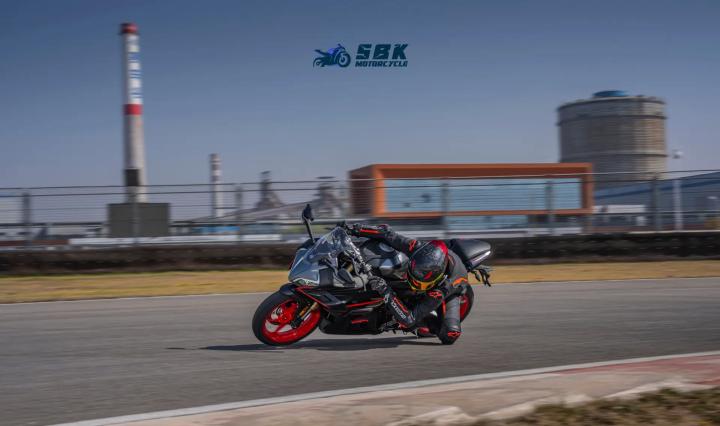 CFMoto Introduces the High Performance 450SR S A2 Sports Motorcycle While the standard £5599 SR shares a similar silhouette, notable differences include a twin-sided swingarm, absence of winglets, and a bulkier exhaust exit on the right side. Moreover, backed by Pierer Mobility, a European distribution and parts support network (also the parent company of KTM, Husqvarna, GasGas, and with a 25% stake in MV Agusta), CFMoto ensures reliable support infrastructure. Claiming a kerb weight of 179kg and a fuel capacity of 14 litres promising up to 186 miles between refuels, the CFMOTO 450SR S features a refined engine equipped with dual balancer shafts to minimize vibrations. Its Chro-Moly chassis, combined with the subframe, weighs a mere 11kg, enhancing agility and handling.