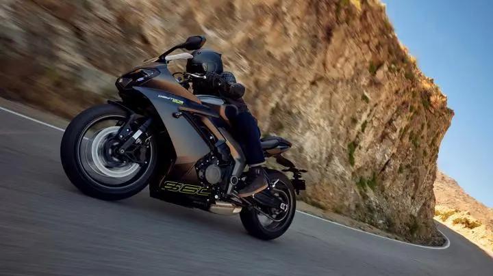 New Middleweight Beast from Triumph | 2024 Triumph Daytona 660 Unveiled Triumph has unveiled the Daytona 660, a middleweight motorcycle featuring a unique three-cylinder engine born from extensive development. Combining the torque of a twin-cylinder with the high-end performance of a four-cylinder, the bike aims to make a bold entry into the mid-range segment with 93.6HP @ 11,250 RPM and 70Nm of torque. Supported by a six-speed transmission and Slip-and-Assist clutch, the Daytona 660 offers a dynamic sports riding experience, blending ergonomic design with elevated handlebars for balanced feedback and comfort on long journeys. The front end showcases a mix of sharp sporty aesthetics and a practical display. The design emphasizes a comfortable seating position and user-friendly lightweight steering for urban control. Triumph's superbike chassis development promises agility in corners, aided by quality components such as Showa suspension and dual front disc brakes with ABS for precise control. Technological features include ride-by-wire throttle, three riding modes, and a traction control system, complemented by a multifunctional colored TFT display. The motorcycle, characterized by its unique design reflecting Triumph's identity, also offers cost-effective ownership with low maintenance, extended service intervals, and high resale values, supported by a two-year unlimited mileage warranty.