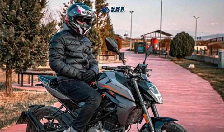 The Best 300cc Motorcycles to Consider | Top 300cc Ride Bike CF MOTO 300NK Equipped with a powerful 300cc engine, the CF MOTO 300NK boasts 29hp of power and 25.3nm of torque. With a 13-liter fuel tank and a fuel consumption of 3.6 liters, it can comfortably cover long distances. Φ292mm single-disc, 4-piston caliper brakes are used on the front. Weighing 151kg, this motorcycle has a seat height of 79.5cm.