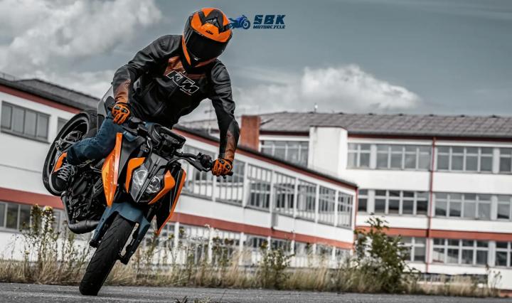 The Best 300cc Motorcycles to Consider | Top 300cc Ride Bike KTM 250 Duke The KTM 250 Duke, with 31.5hp of power and 25nm of torque, stands out with its performance. It features four-piston radial fixed caliper and 320mm brake disc on the front wheels. With a seat height of 80cm, this motorcycle weighs 148kg.
