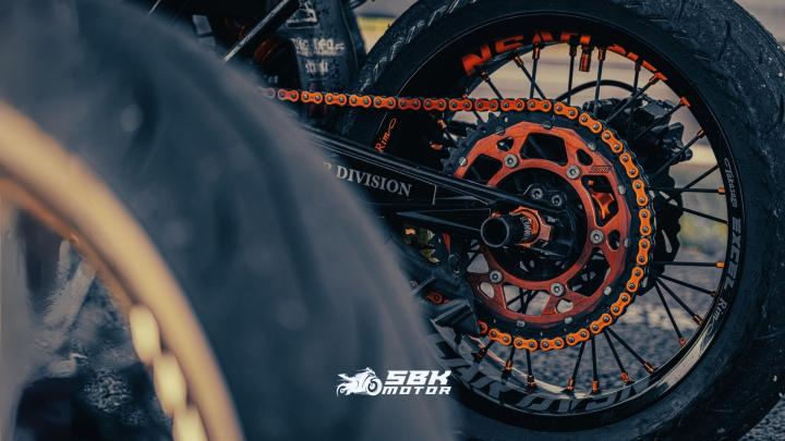Drawbacks of Altering Original Gear Ratios:  Increased Engine Load: Altering gear ratios may require the motorcycle's engine to produce more power at higher RPMs, leading to increased stress and heat, especially during prolonged high-speed usage.