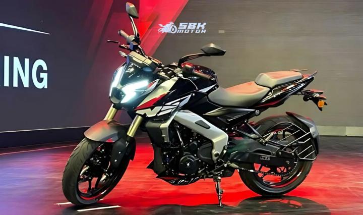 New Bajaj Pulsar NS 400Z Introduced, Review, Features and Price Announced! The Pulsar NS400 comes with 4 different riding modes. Additionally, Traction Control, which we're not accustomed to seeing from Bajaj, has been added as a feature. While it may not visually dazzle, all the motorcycle's information is accessible through the redesigned instrument panel. Moreover, navigation has been integrated into this new display. The head design closely resembles that of the Bajaj Pulsar N250, with a few additional features like daytime LEDs.