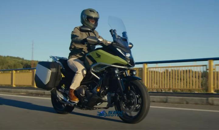 Honda Motorcycles Unveiled at 2024 EICMA: New Features and Updates Honda ADV350: New Colors and Aesthetic Design: With eye-catching red and gray tones, the ADV350 stands out for both city commuting and long-distance journeys. Bluetooth Integration and New Display Panel: The new display, which includes Bluetooth connectivity, provides navigation and other useful features. Improved Seat Comfort: The seat structure is expanded with new fabric materials, enhancing overall comfort for riders.